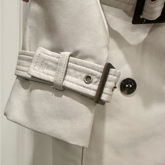 Zara double breasted trench coat. Size XS. Beige and gold hardware detailing. - Picture 9 of 15